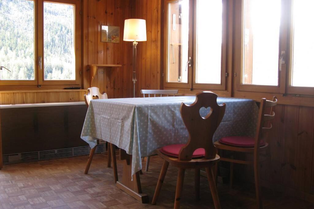 Alpia 26 - Zwei Zimmerwohnung In Traditionellem Walliser Haus Gasenried Luaran gambar