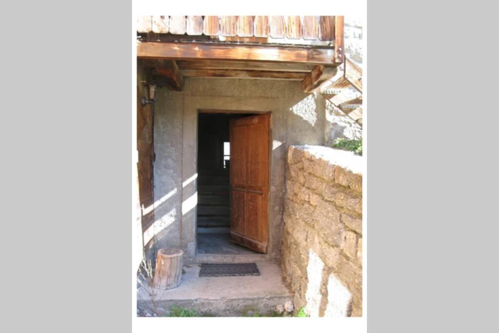 Alpia 26 - Zwei Zimmerwohnung In Traditionellem Walliser Haus Gasenried Luaran gambar