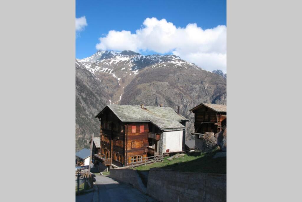 Alpia 26 - Zwei Zimmerwohnung In Traditionellem Walliser Haus Gasenried Luaran gambar