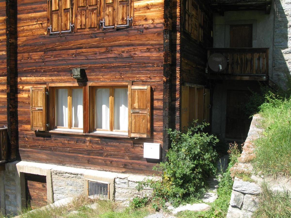 Alpia 26 - Zwei Zimmerwohnung In Traditionellem Walliser Haus Gasenried Luaran gambar